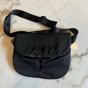 NEW LULULEMON ATHLETICA BLACK CROSSBODY NYLON ZIPPER BAG MAGNETIC CLOSURE